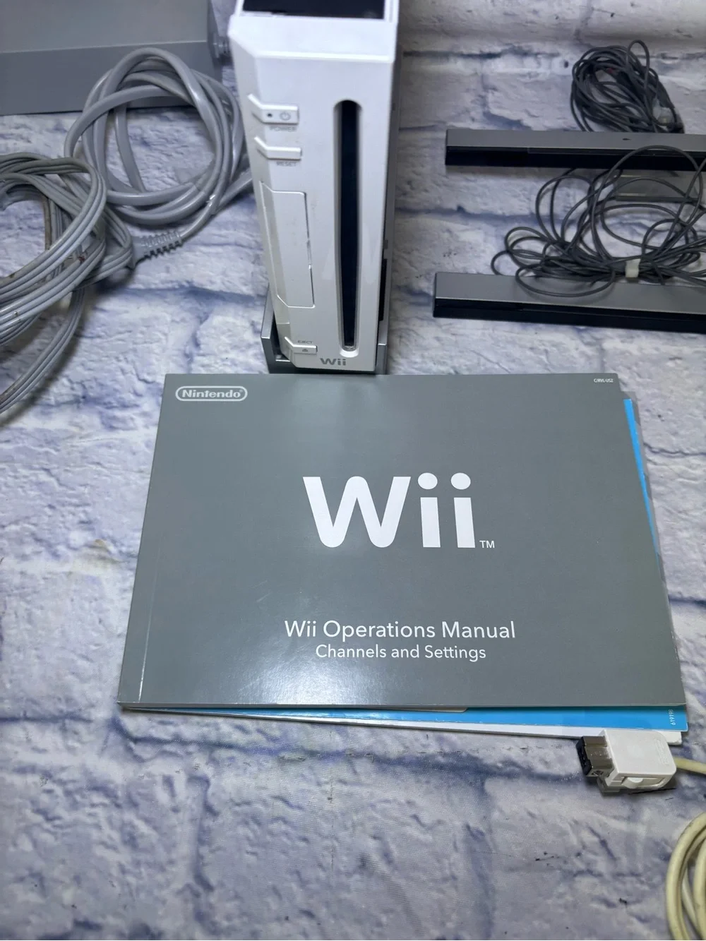 Nintendo Wii Bundle (RVL-001) White 2 Controllers & 3 Nunchucks & 2 Sensors Read